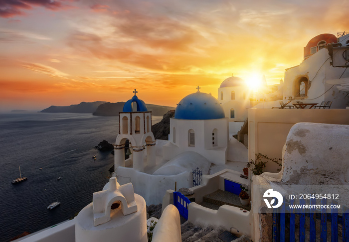 Romantischer Sonnenuntergang über dem malerischem Dorf Oia auf der Insel Santorini, Kykladen, Griech