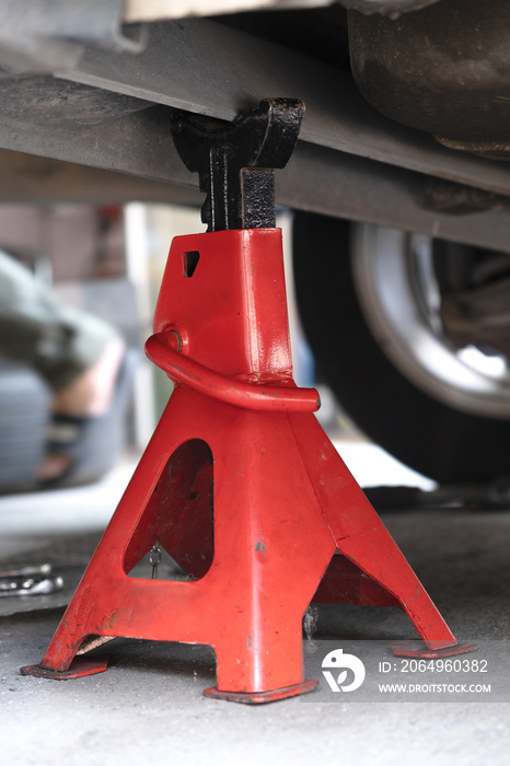 jack stand to lift up Extra safety measures are taken by using a hydraulic jack.