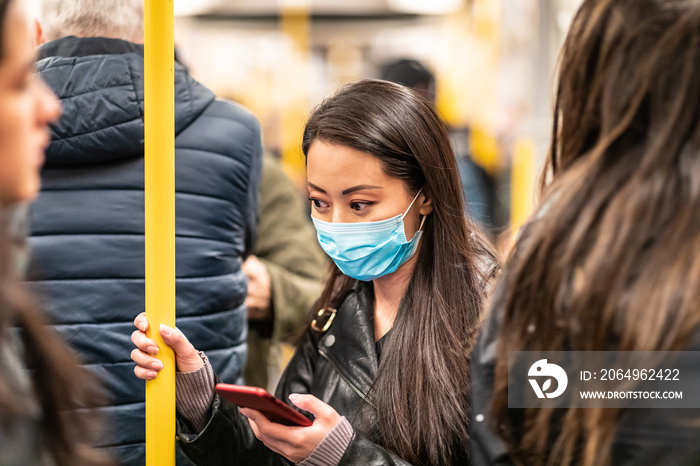 中国女子在火车上戴口罩