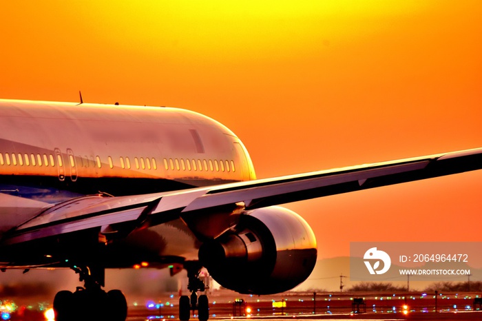 美しい夕焼け空・夕日を背景に飛行機(アップ)風景 　撮影場所：日本 (九州・熊本県)　Airplane 　 landscape against the backdrop of a beautiful 