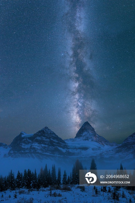 努布峰阿西尼博因山冬季的夜空。奎阿西尼博因山的景观