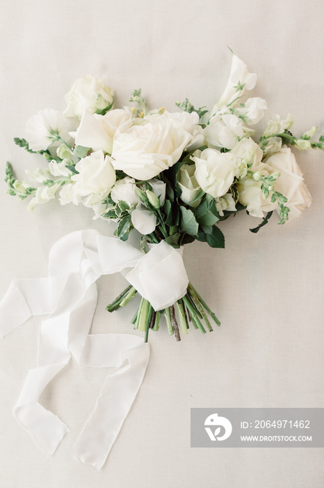 美丽的混合花朵的豪华花束。婚礼细节。结婚戒指