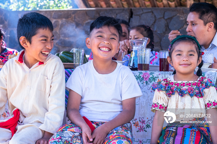 Retrato de tres hermanos sonriendo viendo a camara。土著家庭。hermanos Latinos sonriendo dis