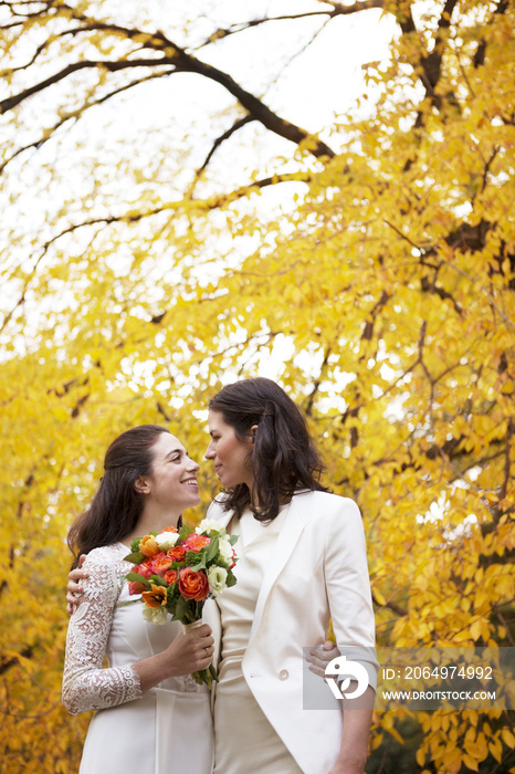 身着白色礼服的新婚夫妇肖像