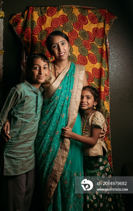 母亲和她的孩子穿着传统服装的画像