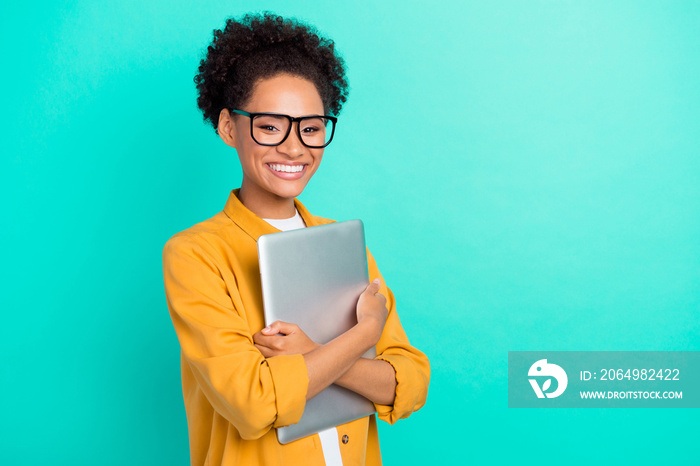 Photo portrait girl wearing glasses embracing laptop isolated vivid teal color background copyspace