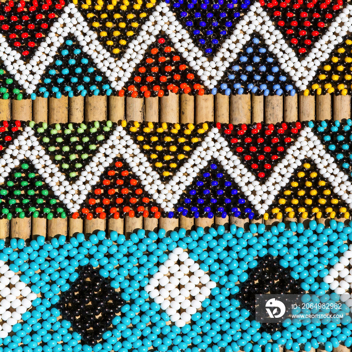 色彩鲜艳的非洲部落手镯。传统珠饰。