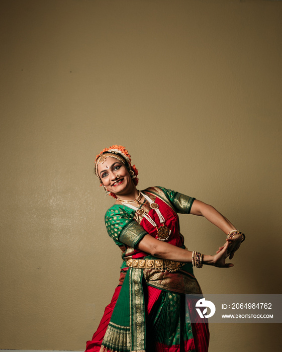Kuchipudi印度舞者摆姿势