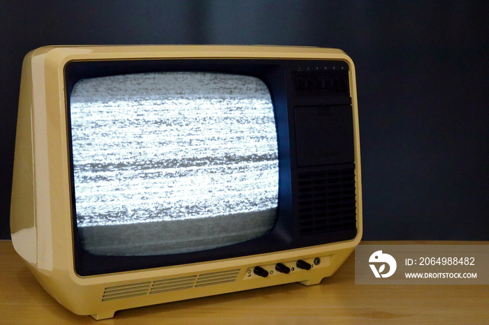 太空时代复古电视，带静态噪音闪烁效果屏幕