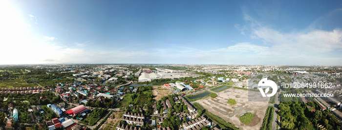 工业区城镇上空的鸟瞰图，俯瞰清晰的blu上的工厂和住宅区