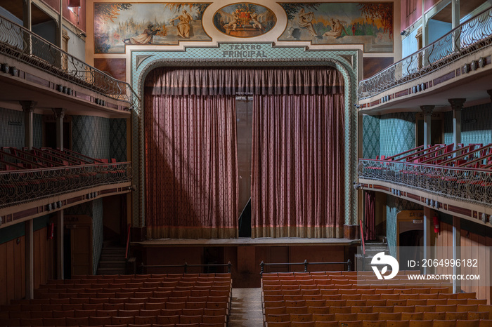 A wonderful old theater, now abandoned.