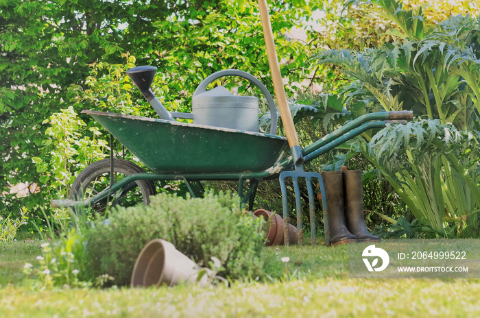 brouette et outil de jardin