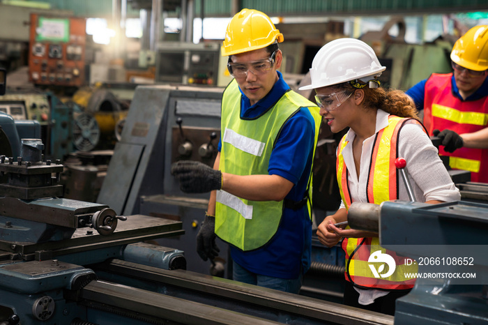 一名专业技术人员正在一家钢铁厂检查工业机械。工程师们正在
1424604910,路易斯新奥尔良法国区阳台下伸展的一套超大的狂欢节珠子