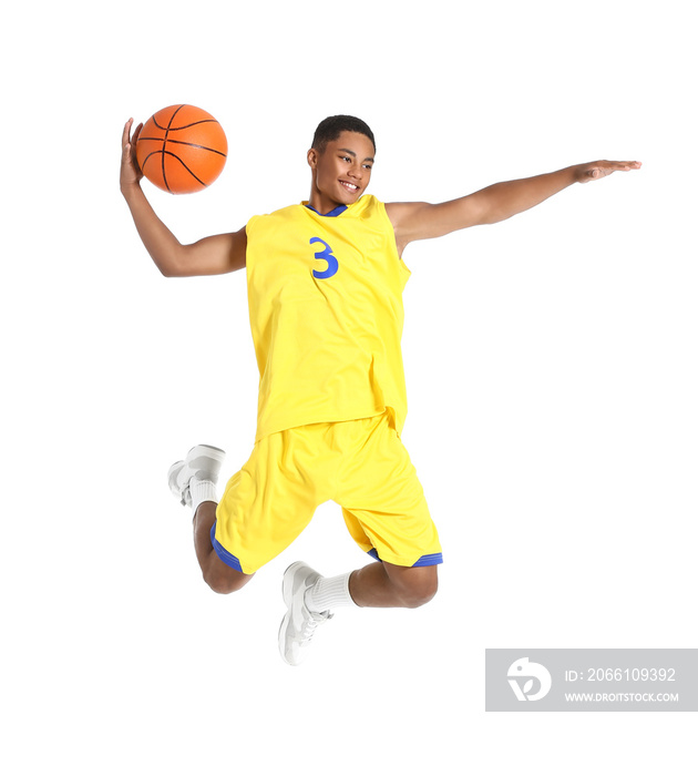 白人背景下跳跃的非裔美国篮球运动员