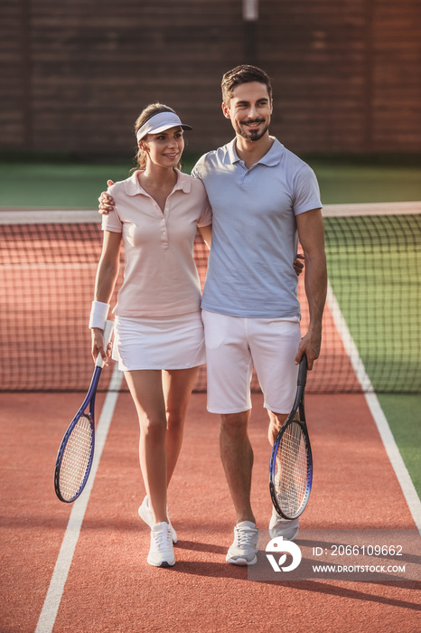 情侣打网球