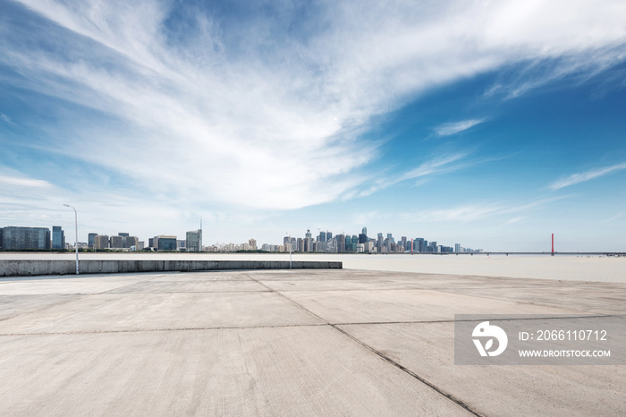 带现代桥梁和建筑的空混凝土地板