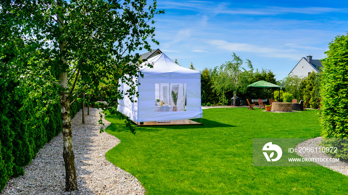 派对帐篷-现代花园中的花园派对或婚礼娱乐帐篷