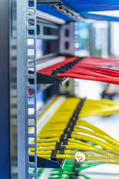 以太网电缆和网络交换集线器局域网系统通信。
