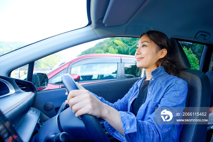 運転をする女性