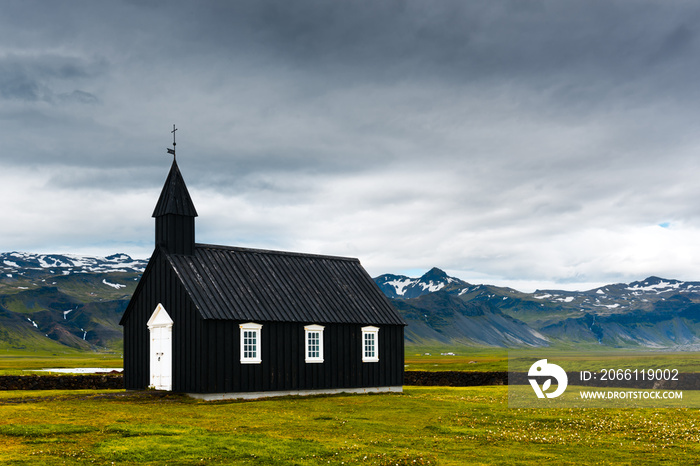 欧洲冰岛西部Snaefellsnes的黑色木制教堂Budakirkja。