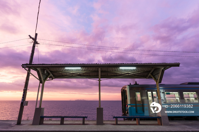 下灘駅 夕暮れ 電車