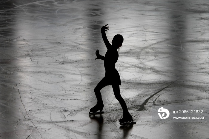 Silhouette einer Eiskunstläuferin auf Kunsteis