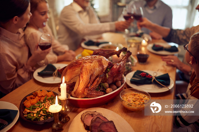与家人聚在餐桌旁的传统感恩节火鸡特写，