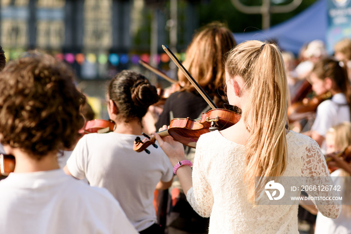 Child play violin