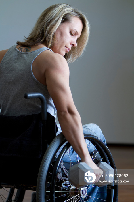 征服逆境——坐轮椅锻炼的女人