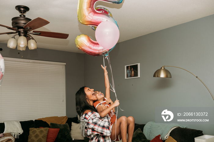 用气球庆祝小女孩的生日