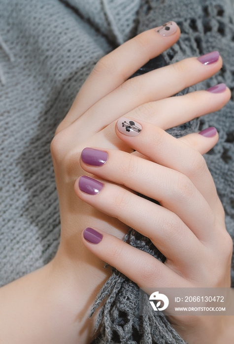 紫色指甲艺术的女性双手。特写。
