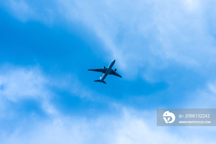 飛行機と青空