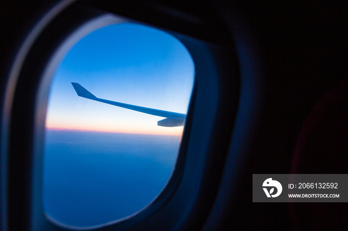 飛行機の窓から見える景色