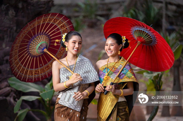 穿着泰国传统服饰的美女，穿着泰国传统文化的亚洲女人，泰国