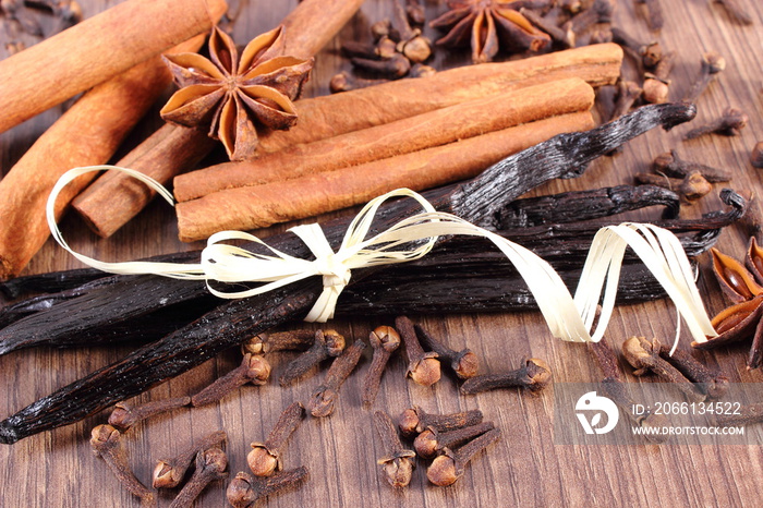 Vanilla, cinnamon sticks, star anise and cloves. Seasoning for cooking and baking