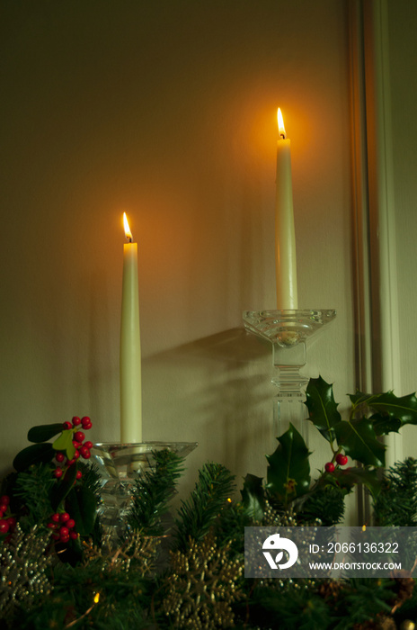 家里的蜡烛和圣诞装饰品