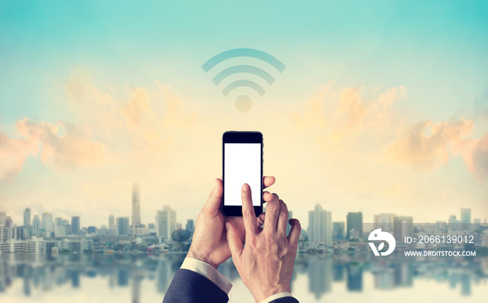 商人在城市将智能手机连接到Wifi网络