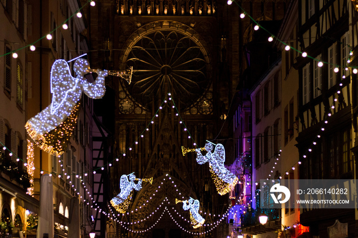 法国阿尔萨斯斯特拉斯堡圣母大教堂前的圣诞灯