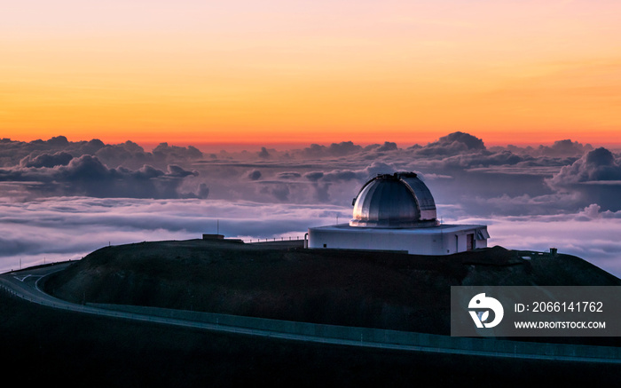 日落下毛纳基火山顶峰的天文台圆顶
