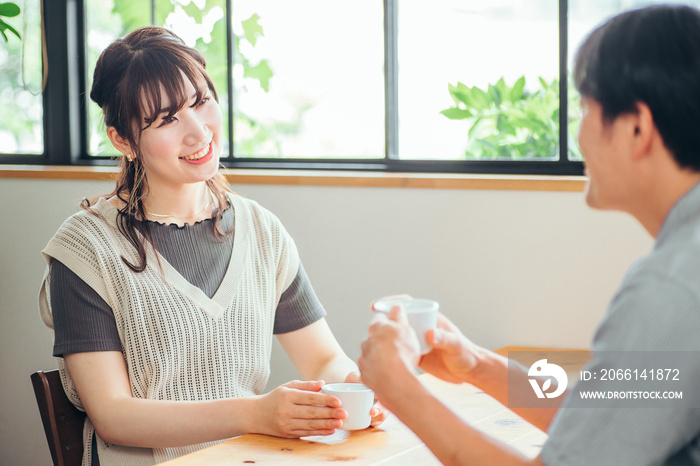 コーヒーを飲む男女（女性）