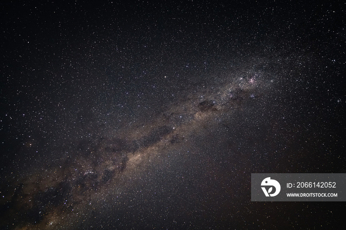 在黑夜中，星星和银河系的天空闪闪发光