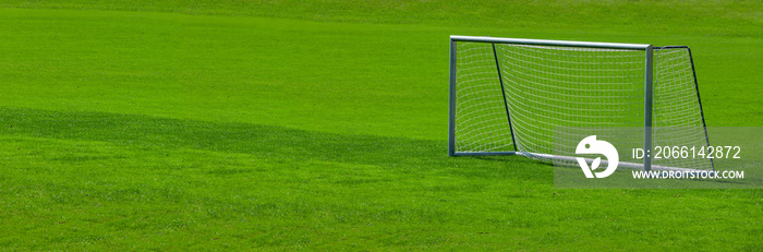 Leeres Fussballtor auf einem Fussballrasen