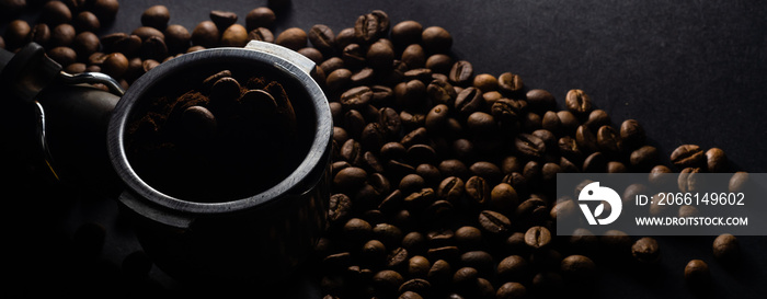 芳香豆中的角状研磨咖啡。家庭咖啡制作概念。水平方向。To