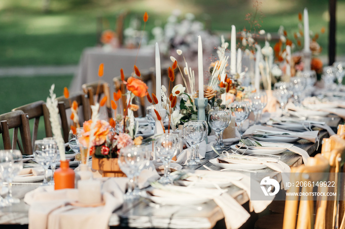 豪华婚宴，在乡村木桌上装饰餐桌