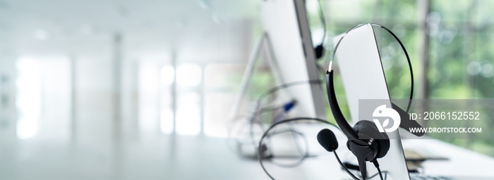 呼叫中心的耳机和客户支持设备已做好积极服务的准备。公司业务