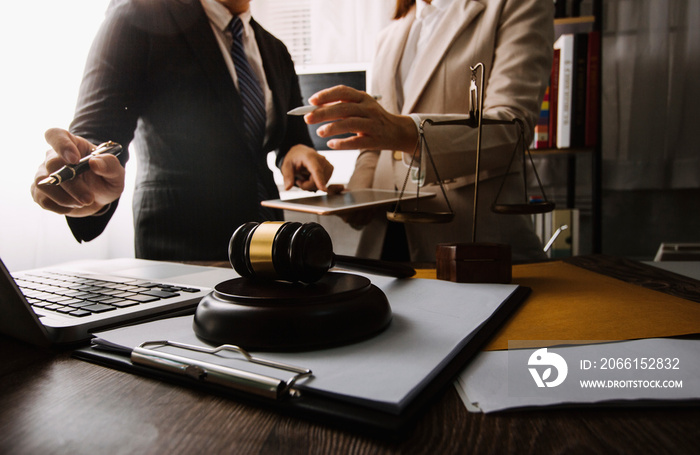 企业和律师在办公室桌子上用黄铜刻度讨论合同文件。法律，法律服务