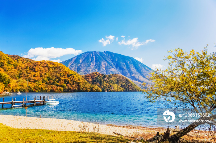 紅葉する中禅寺湖の千手ケ浜と男体山