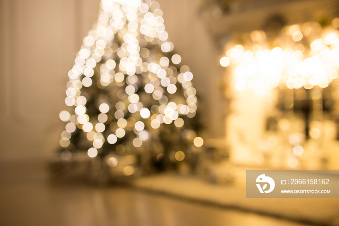 背景模糊。明亮的房间里有三棵优雅的圣诞树。新年和圣诞节