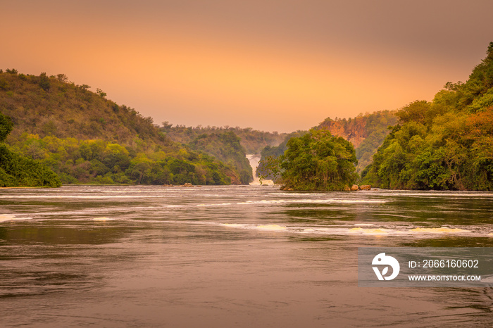 日落时分，乌干达维多利亚尼罗河上的默奇森瀑布。