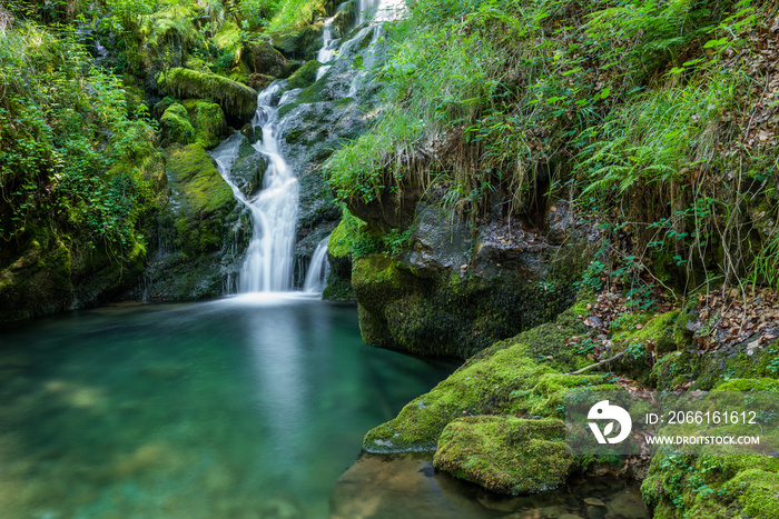 Cascadas cerca del nacedero del río Zirauntza, Álava (España)